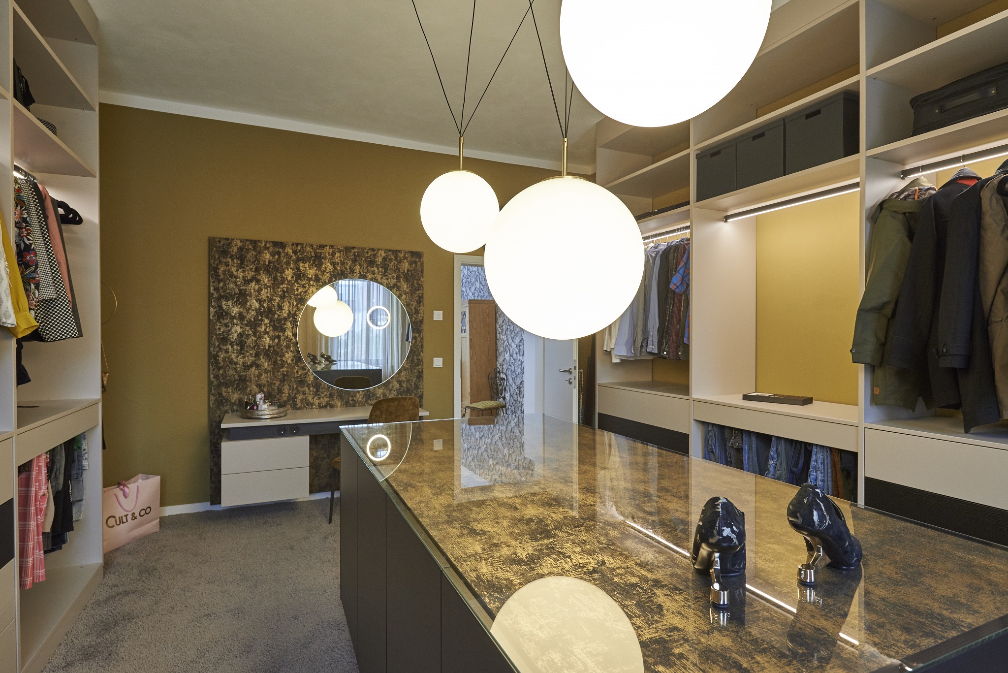 Ankleide mit Schminktisch