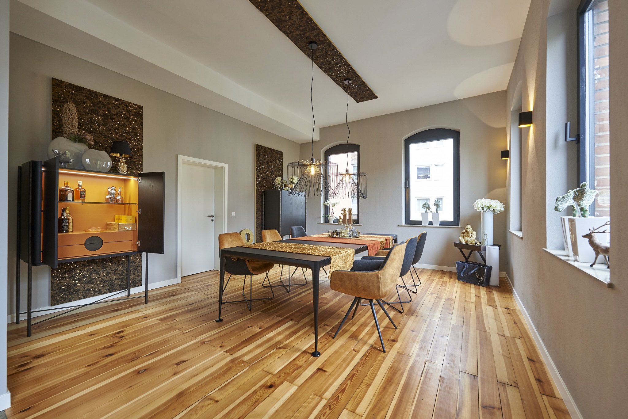 Edles Esszimmer Gruppe mit Gold-Schwarz Akzenten