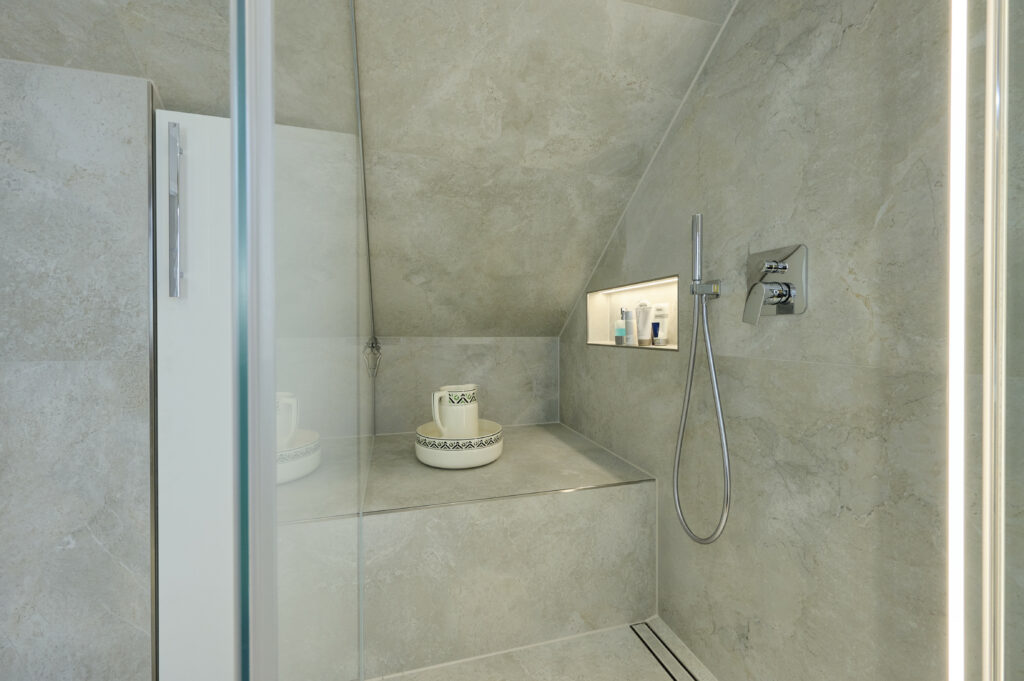 Dusche mit Sitzfläche