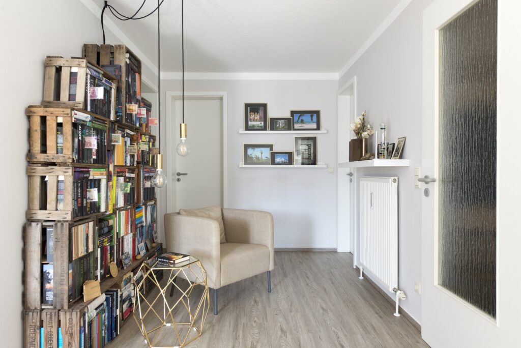 Flur mit Bibliothek